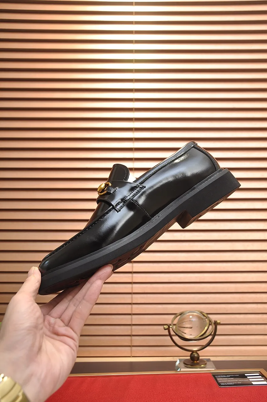 Men's shoes💰540💶Italy's top luxury men's shoe giant (GUCCI) (Gucci) (full cowhide lining) new arrival🍃Original European style🔰 Pleasant to the eye😍In order to make the shoes more durable and non-deformable🌀The production continues to follow traditional methods but there is still no lack of innovation💪Choose original sheepskin for the leather♻️ Smooth and natural And extra bright ⭐Made of imported cowhide, the first choice of rich people 38-45 (45 customized)